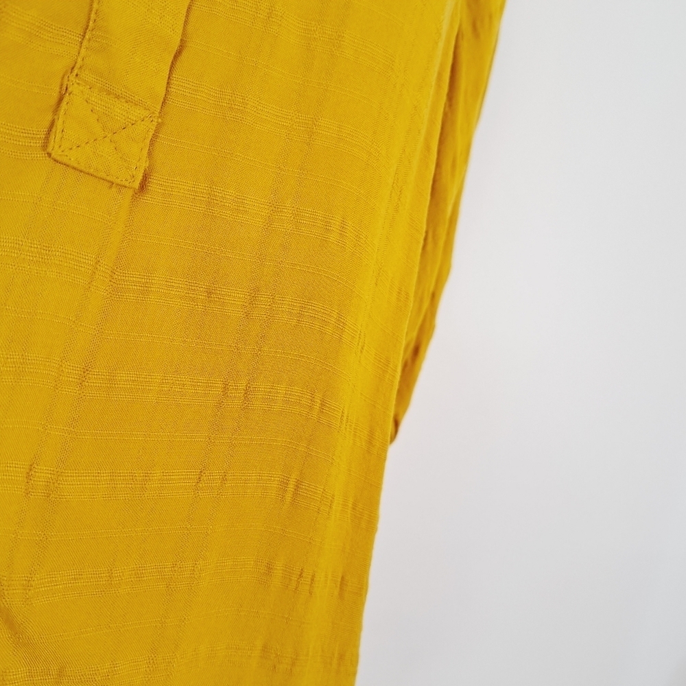 Universal Thread Comet Gold 100% Rayon Basic Flowy Blouse - Picture 4 of 9
